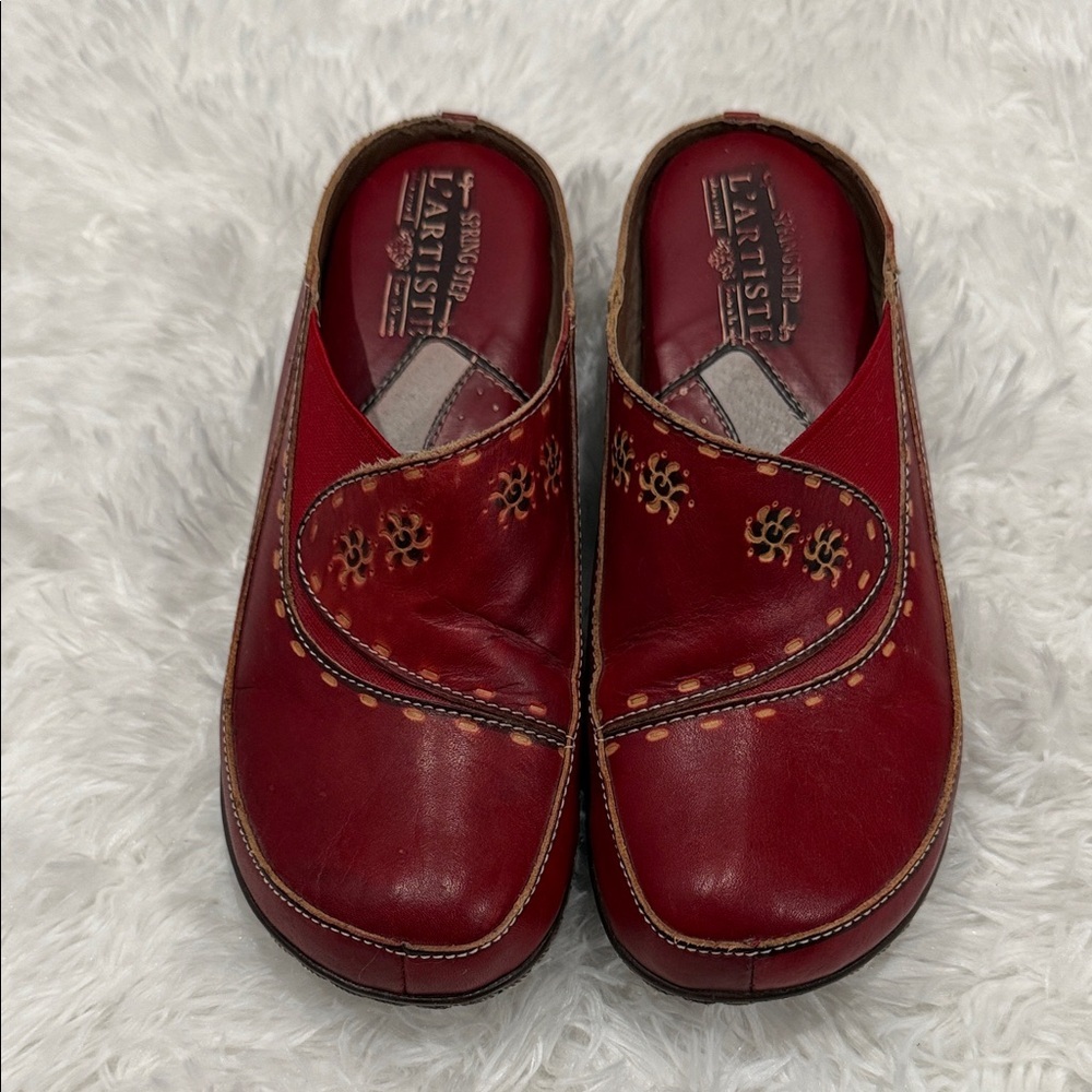 L’Artiste Chino-R Red Leather Embroidered Clogs Size 38 / 7 Slip On Mule